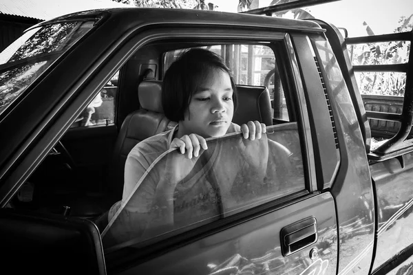 Asiática menina triste sozinho sentado no velho carro, vintage tom — Fotografia de Stock
