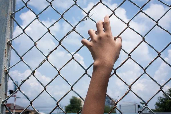 Asiatisk tjej och sorgliga hand hålla fängelse — Stockfoto