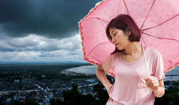Красива жінка тримає парасольку на хмарі — стокове фото