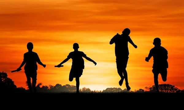 Спортивний молодий хлопчик біжить до переможця на фоні заходу сонця — стокове фото