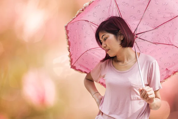 Красива жінка тримає парасольку — стокове фото