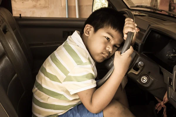 O menino triste sozinho no carro velho, tom vintage — Fotografia de Stock