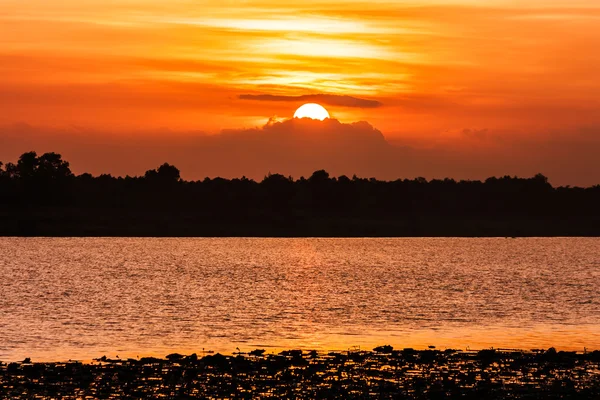 Krásný západ slunce na řece — Stock fotografie