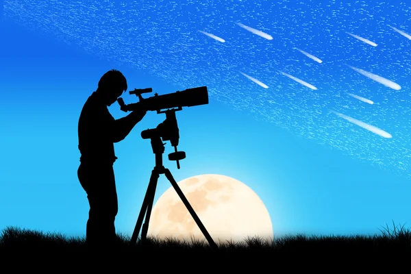 Silueta del joven mirando a través de un telescopio — Foto de Stock