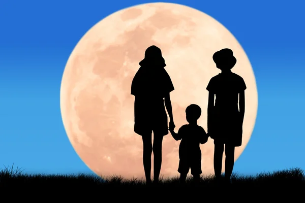 Silueta de niño mirando a la luna — Foto de Stock