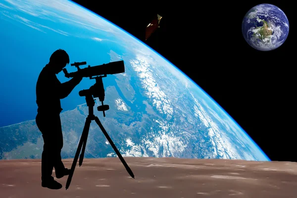 Silhouet van jonge man kijken door een telescoop — Stockfoto