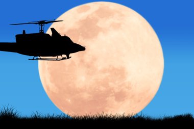Helikopter gökyüzü gece dolunay arka plan üzerinde silüeti