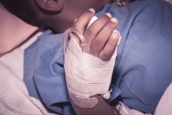 Vintage petit garçon malade couché dans un hôpital IV . — Photo