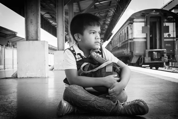 Ton vintage, băiat stând singur cu valiza la Railway Platfo — Fotografie, imagine de stoc