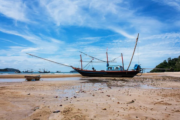 Mer et bateau de pêche bleu ciel fond — Photo