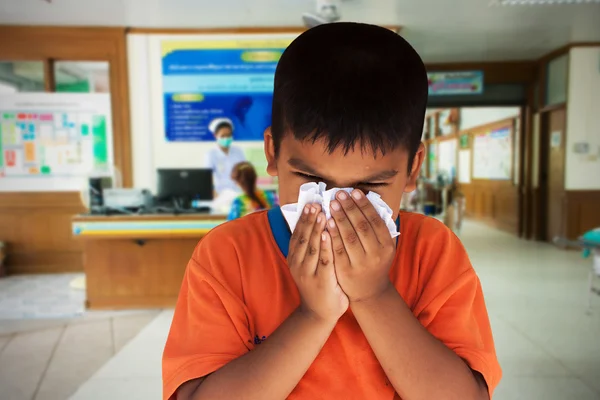 Asiatiska pojke med en trasa mask att förhindra virus mers på sjukhus. — Stockfoto