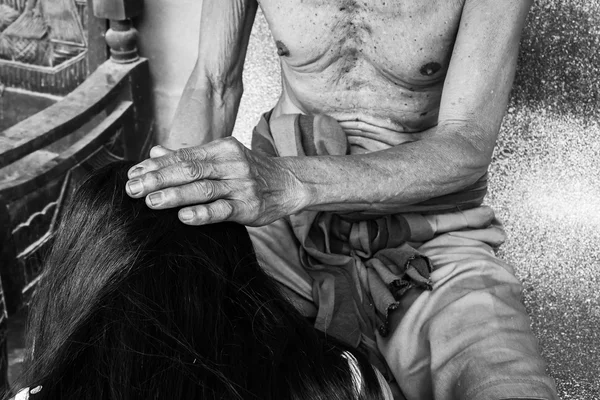 La mano secca del vecchio tocca la nipote testa con lov — Foto Stock