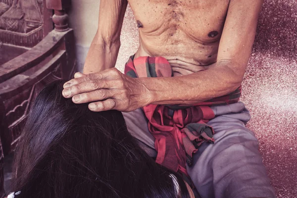 Yaşlı adamın solmuş el lov ile baş torunu dokunur — Stok fotoğraf