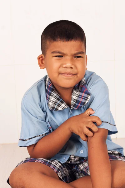 Kleine jongen jeukende zijn been — Stockfoto