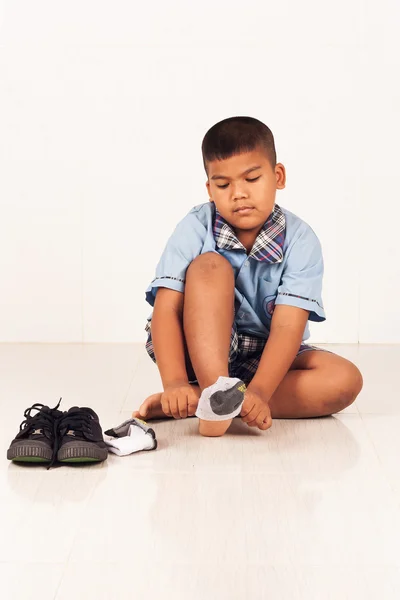 Roztomilá malá škola chlapec nosí ponožky — Stock fotografie