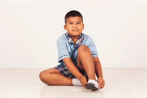 Милый маленький школьник носит носки — стоковое фото