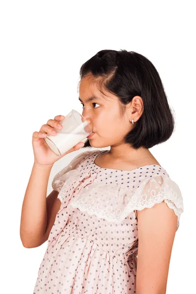 Мила маленька дівчинка п'є молоко — стокове фото