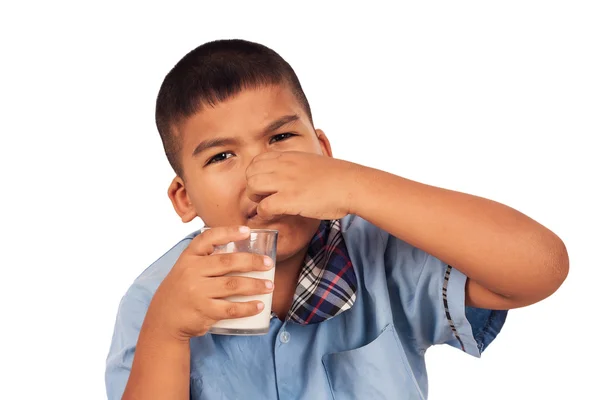 Маленький хлопчик не любить пити молоко — стокове фото
