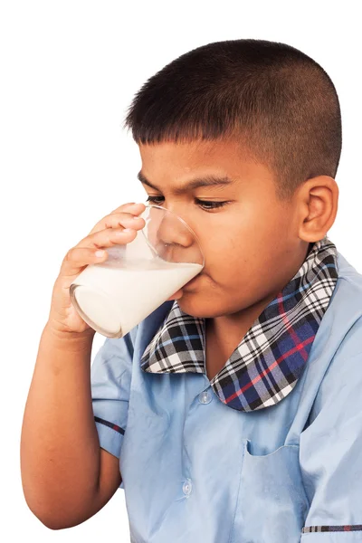 Школярка п'є молоко — стокове фото