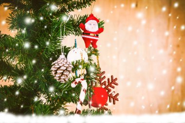 Kar ve ahşap arka plan üzerinde mutlu Noeller