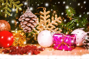 Kar ve ahşap arka plan üzerinde mutlu Noeller