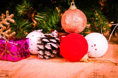 Kar ve ahşap arka plan üzerinde mutlu Noeller