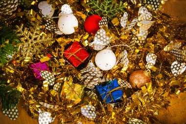 Kar ve ahşap arka plan üzerinde mutlu Noeller