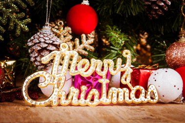 Kar ve ahşap arka plan üzerinde mutlu Noeller