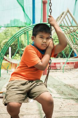 Asyalı çocuk üzücü Bahçesi, yalnız