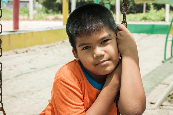 Retrato de asiático bonito menino no playground — Fotografia de Stock
