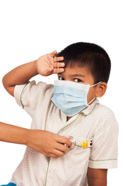 Liten pojke sjuk slitage mask och themometer — Stockfoto