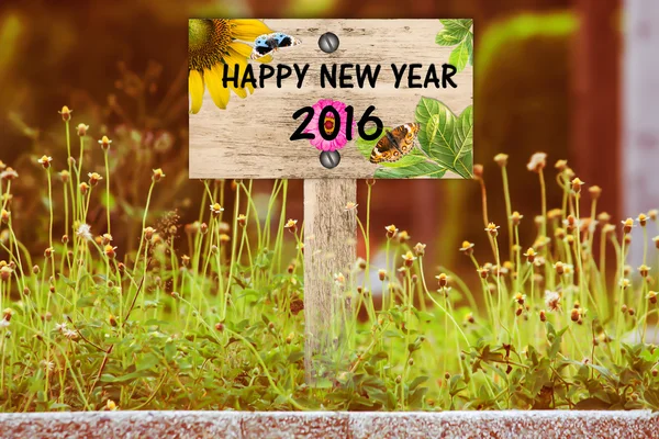 Heureux nouveau panneau de signalisation de l'année dans une belle forêt avec une flore vintage — Photo