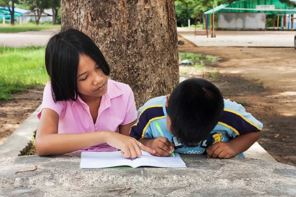 Bonito menina e menino escrevendo livro no jardim — Fotografia de Stock
