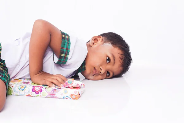 Menino da escola e caixa de presente — Fotografia de Stock