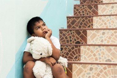 küçük çocuk yalnız merdiven parkta oturan