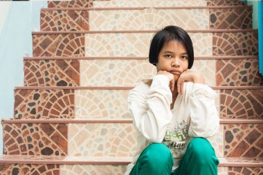 bulanık, kız üzgün oturma parkta merdiven, yalnız