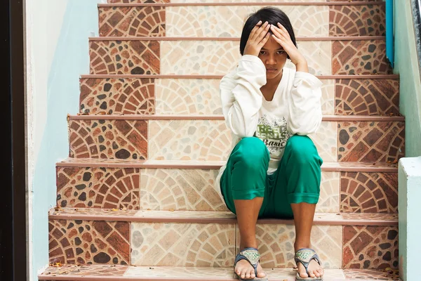 Gadis sedih duduk sendirian di tangga di taman, tangan fokus — Stok Foto
