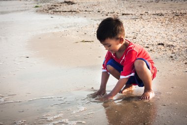 Sahilde küçük çocuk oyun