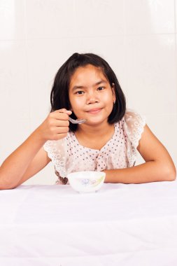 sevimli kız Mısır gevreği yemek 