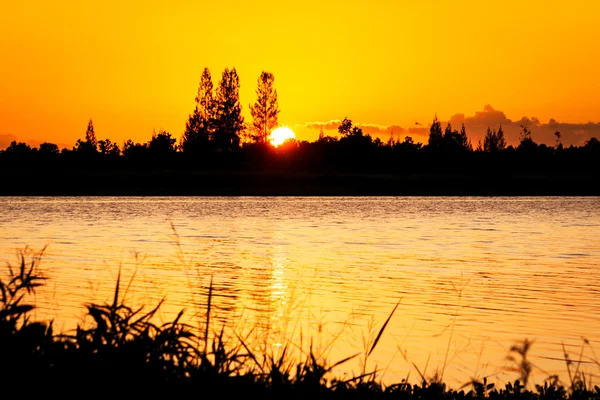 Příroda, oranžové slunce u řeky — Stock fotografie