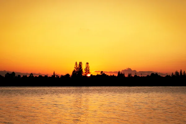 Příroda, oranžové slunce u řeky — Stock fotografie