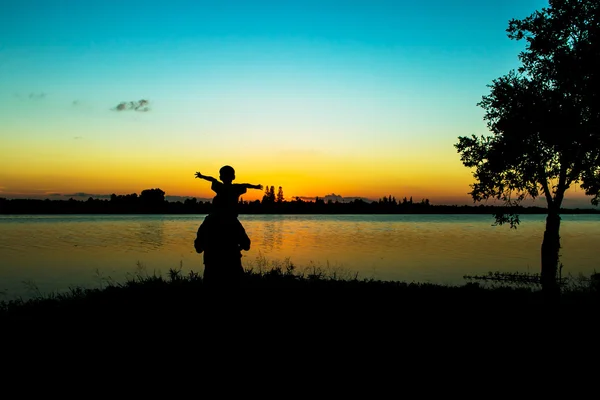 Apa fia Játssz folyó naplemente háttér — Stock Fotó