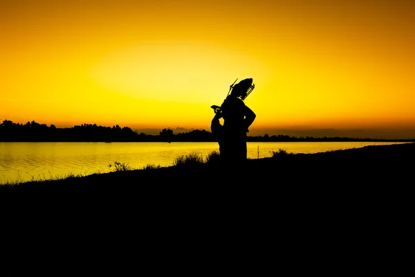 Kleiner Junge spielt Helikopterspielzeug bei Sonnenuntergang am Fluss — Stockfoto