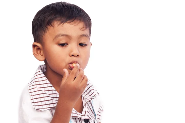 Niño comiendo bocadillos — Foto de Stock