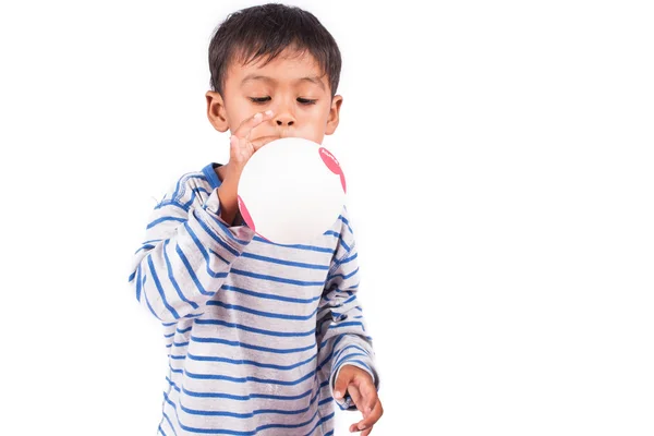 Маленький хлопчик підірве повітряну кулю — стокове фото