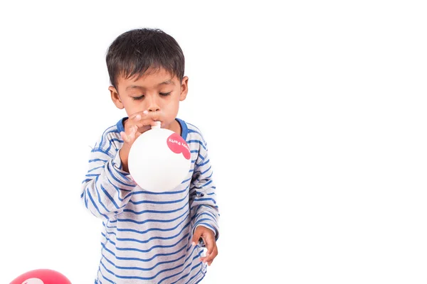 Küçük çocuk havaya balon — Stok fotoğraf