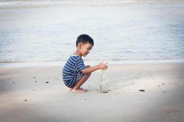 sevimli küçük boy oynayın sahilde