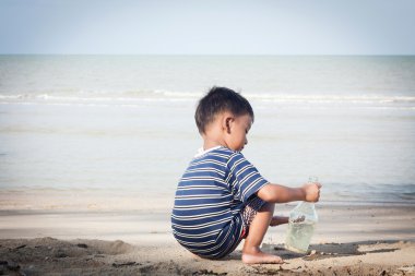 sevimli küçük boy oynayın sahilde