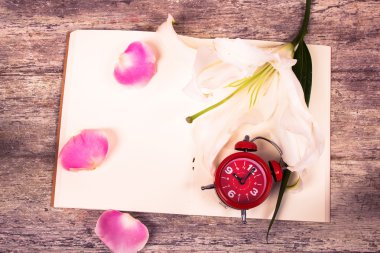 Lilly çiçek ve Not gözetiminde ahşap arka plan yaptırın