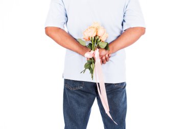 genç adam karısına sürpriz için arkasında gül çiçek tutun